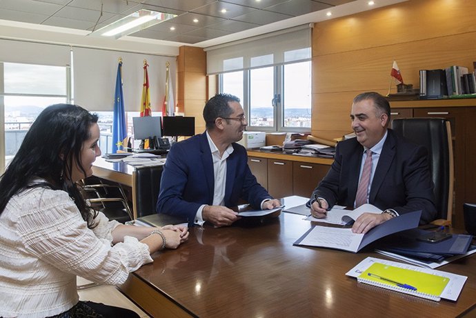 El Consejero De Fomento, Ordenación Del Territorio Y Medio Ambiente, Roberto Media, Recibe Al Alcalde De Val De San Vicente, Roberto Escobedo.