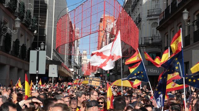 Miles de manifestantes durante una protesta contra la amnistía, en la Puerta del Sol, a 12 de noviembre de 2023, en Madrid (España). El PP ha convocado una concentración hoy en la Puerta del Sol tras el pacto entre el PSOE y Junts que ha tenido lugar en B