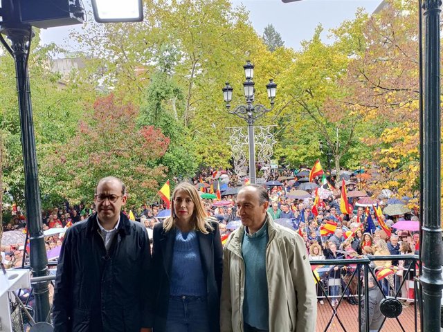 La presidenta del PP en Extremadura, María Guardiola, el alcalde de Cáceres, Rafael Mateos, y el presidente provincial, Laureano León