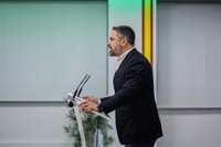 Abascal se dirige a la sede del PSOE para sumarse a otra protesta tras participar en la del PP en la Puerta del Sol