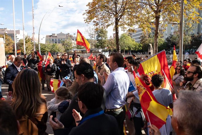 Unas 100 personas se concentran contra la amnistía en Girona