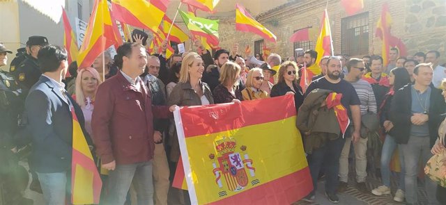 Cargos de Vox en la protesta contra la amnistía ante la puerta de la sede del PSOE en Toledo