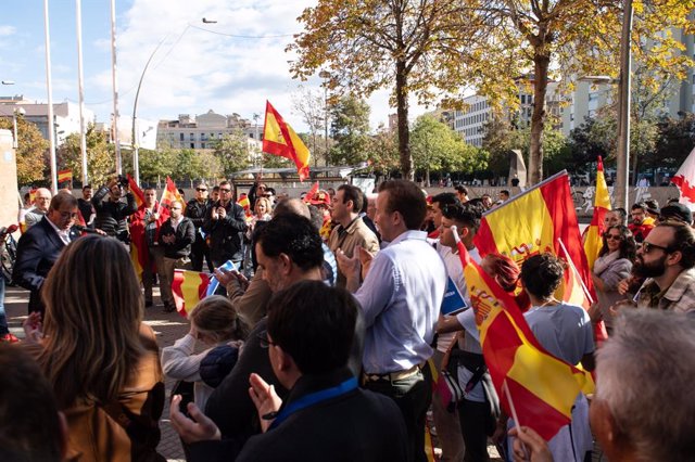 Unes 100 persones es concentren contra l'amnistia a Girona