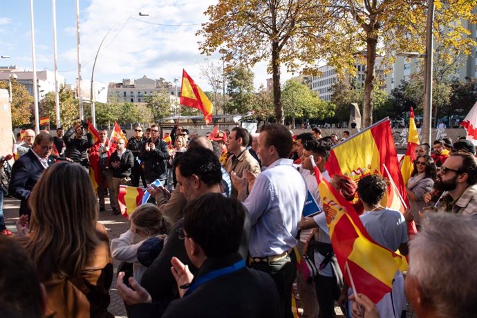 Unes 100 persones es concentren contra l'amnistia a Girona