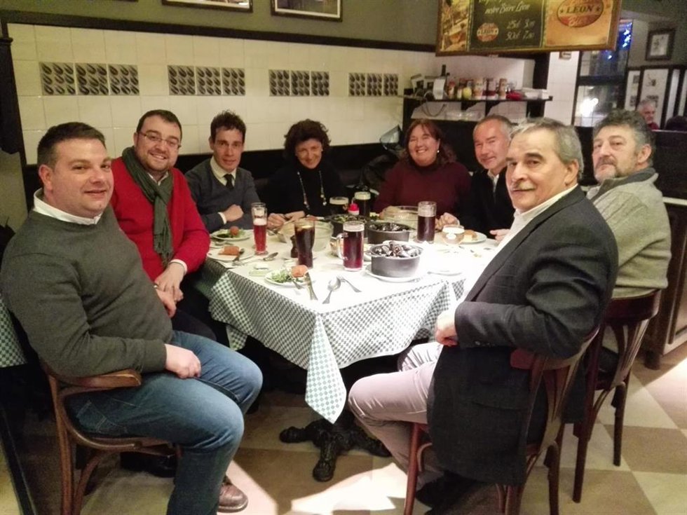 Fotografía compartida por Adrian Barbón con el fallecido, Aníbal Vázquez, en su cuenta de X.