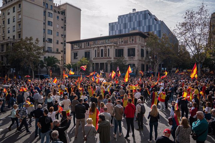 Arribada dels primers manifestants que han anat a la Delegació