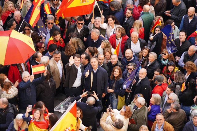 El presidente de la Junta de Castilla y León, Alfonso Fernández Mañueco (3i), y el alcalde de Salamanca, Carlos García Carbayo (c), durante una manifestación contra la amnistía, a 12 de noviembre de 2023, en Salamanca, Castilla y León (España). 