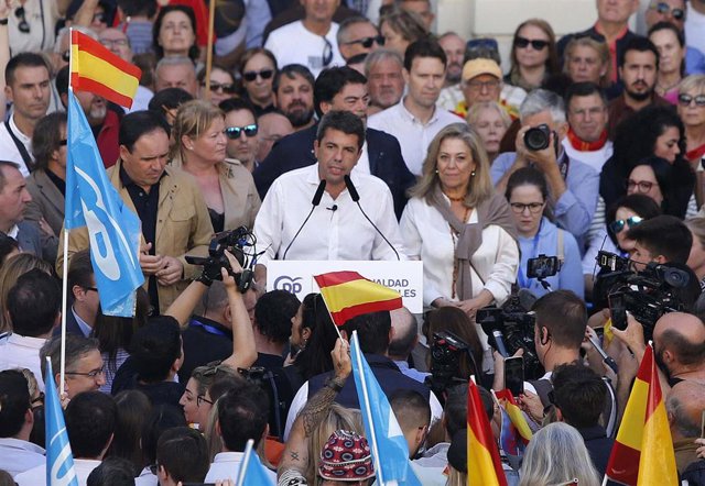 El presidente del PPCV y 'president' de la Generalitat Valenciana, Carlos Mazón, interviene durante una manifestación contra la amnistía, a 12 de noviembre de 2023, en Alicante