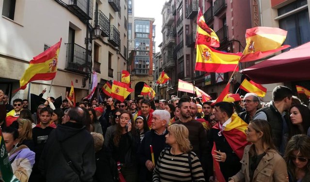 Centenares de personas protestan ante la sede socialista de Logroño con insultos al PSOE, Sánchez y Puigdemont