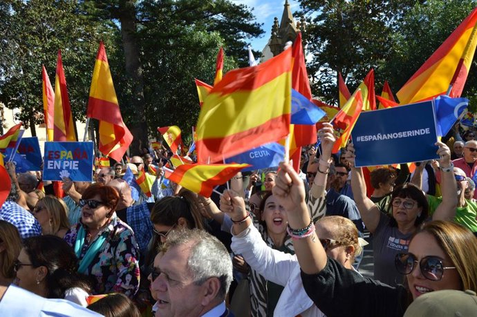 El PP de Ceuta ha reunido a 2.000 personas contra la amnistía y el resto de pactos del PSOE con los independentistas.