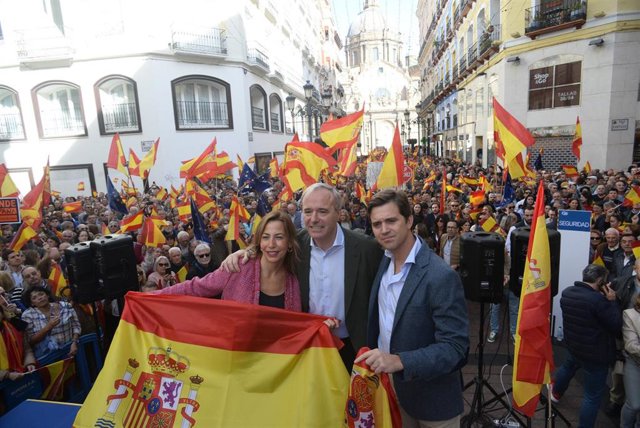 (I-D) La alcaldesa de Zaragoza, Natalia Chueca; el presidente de Aragón, Jorge Azcón, y el presidente del PP Zaragoza, Ramón Celma, posan durante una concentración del PP contra la amnistía, a 12 de noviembre de 2023, en Zaragoza, Aragón (España). 