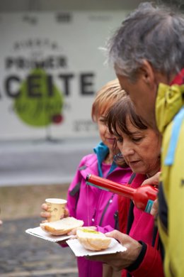 Asistentes a la Fiesta del Primer Aceite de Jaén en Vitoria.