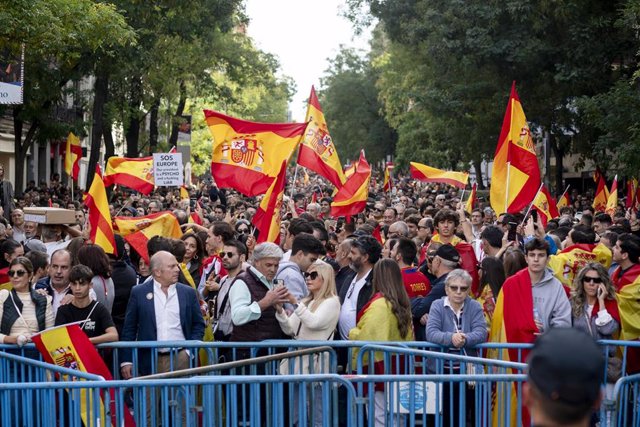 Miles de manifestantes durante una concentración contra la amnistía, frente a la sede del PSOE, a 12 de noviembre de 2023, en Madrid (España).