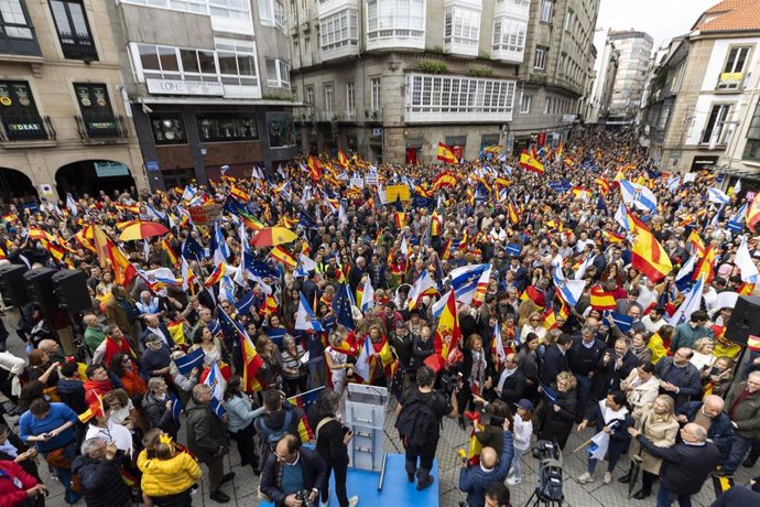 Concentración contra la amnistía convocada por el PP en la Praza da Peregrina de Pontevedra, Galicia.