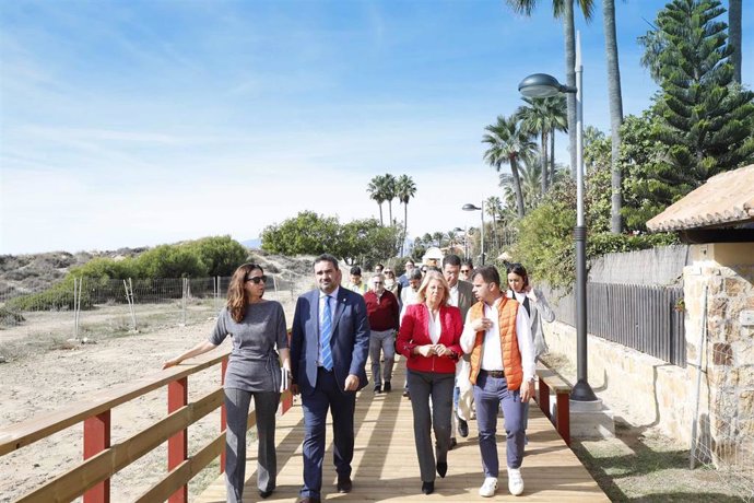 El Ayuntamiento de Marbella y la empresa pública de aguas Acosol, dependiente de la Mancomunidad de Municipios de la Costa del Sol Occidental, han culminado un nuevo tramo de la senda litoral que permite unir Los Monteros y Río Real