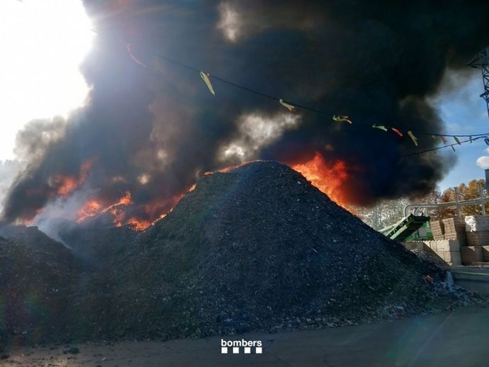 Estabilizado un incendio en una planta de tratamiento de residuos en Riudarenes (Girona)