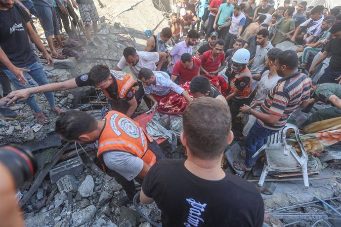 Rescate entre los restos de un edificio bombardeado en la Franja de Gaza