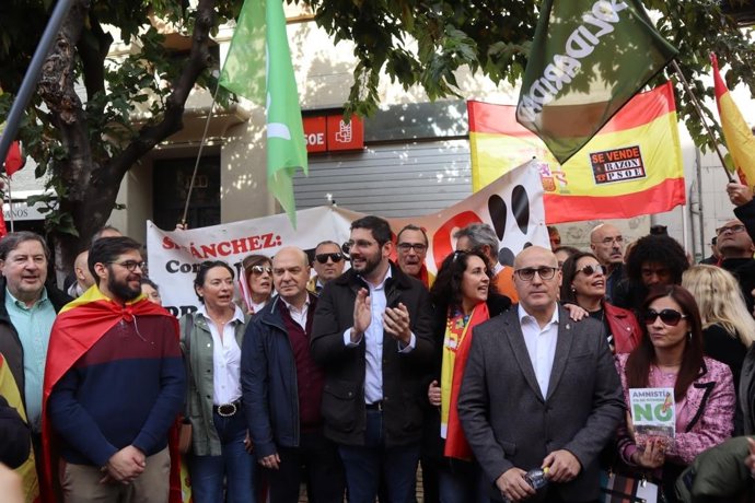 Dirigentes de VOX en Aragón, frente a la sede del PSOE en Zaragoza.