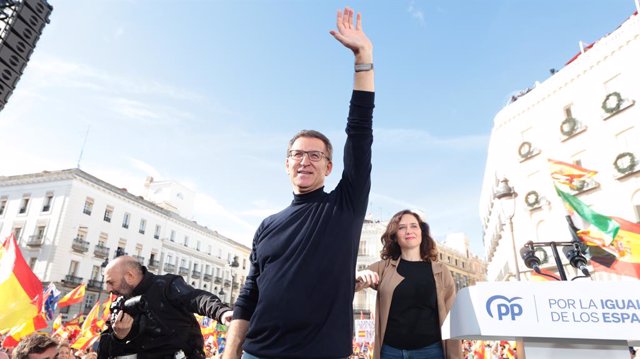 El presidente del PP, Alberto Núñez Feijóo, saluda durante una manifestación contra la amnistía, en la Puerta del Sol, a 12 de noviembre de 2023, en Madrid (España). El PP ha convocado una concentración hoy en la Puerta del Sol tras el pacto entre el PSOE