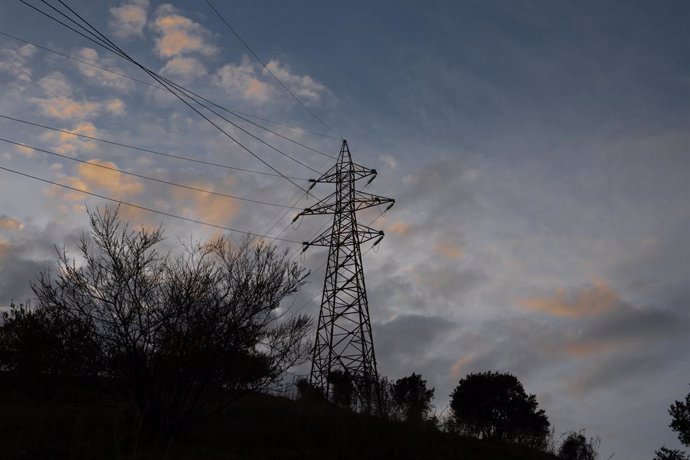 Archivo - Tendido eléctrico, a 31 de diciembre de 2022, en Barcelona, Cataluña (España). El precio de la luz para los clientes de tarifa regulada vinculados al mercado mayorista ha cerrado 2022 en 209,4 euros por megavatio hora (MWh) de media, por lo que 