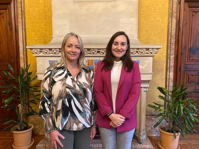 La consellera de Promoción Económica y Desarrollo Local, Pilar Amate, y la directora insular de Apoyo y Coordinación Municipal, Beatriz Camiña.