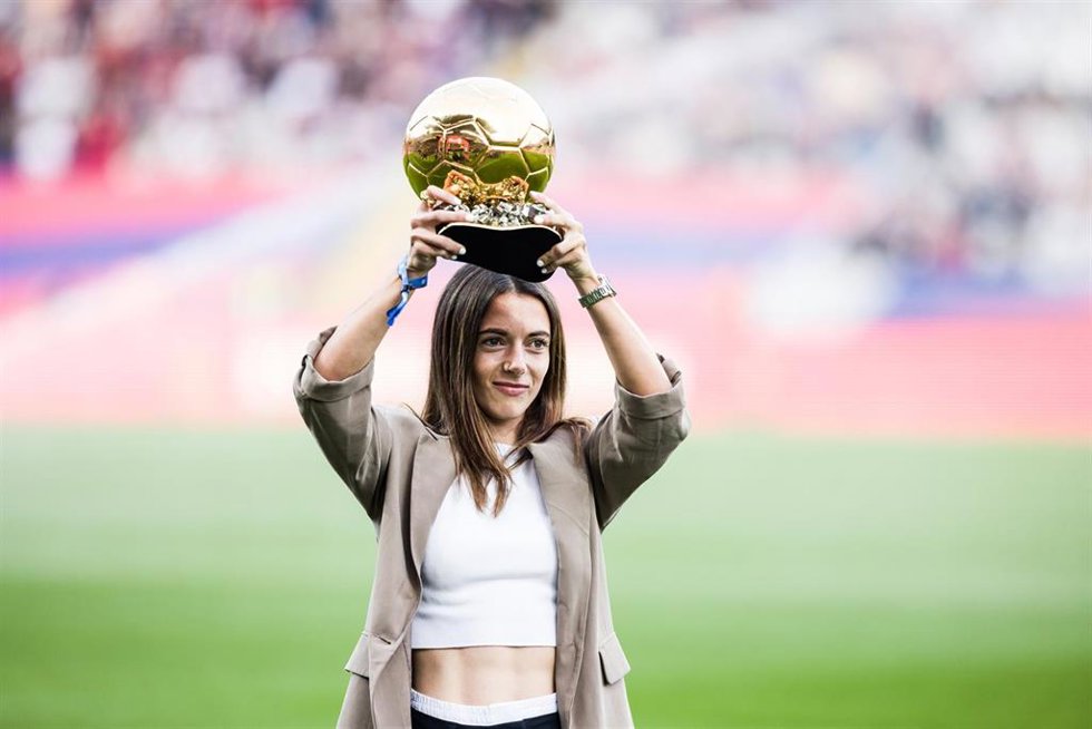Aitana Bonmatí ofrece su Balón de Oro a la afición azulgrana antes del Bara-Alavés