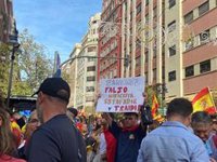 Organizaciones y partidos condenan la agresión a un equipo de À Punt en la protesta ante la sede del PSPV en València