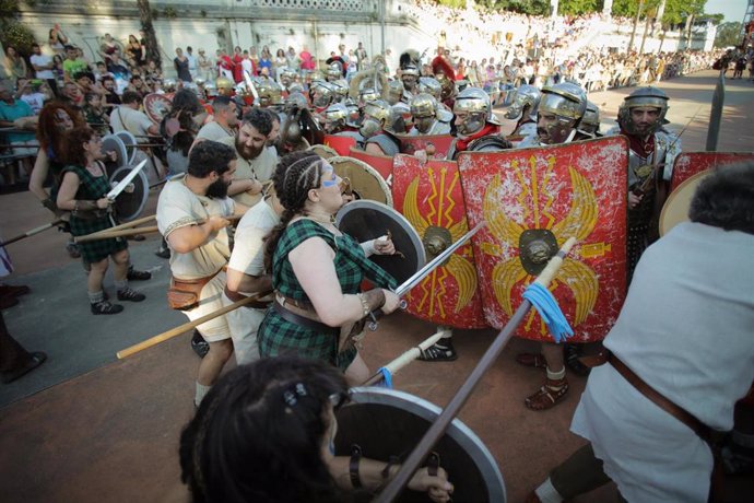 Archivo - Varias personas caracterizadas durante la batalla final entre Castrexos y romanos para cerrar Arde Lucus, a 25 de junio de 2023, en Lugo, Galicia.