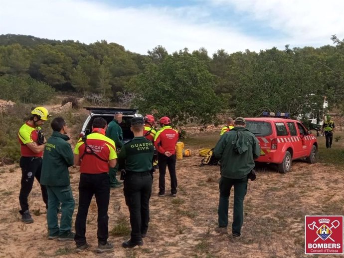 Efectivos de Bomberos de Ibiza y agentes de la Guardia Civil. 