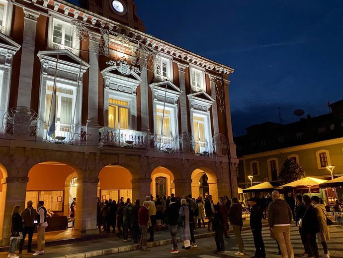 El ayuntamiento de Mieres acoge la capilla ardiente del alcalde Aníbal Vázquez.