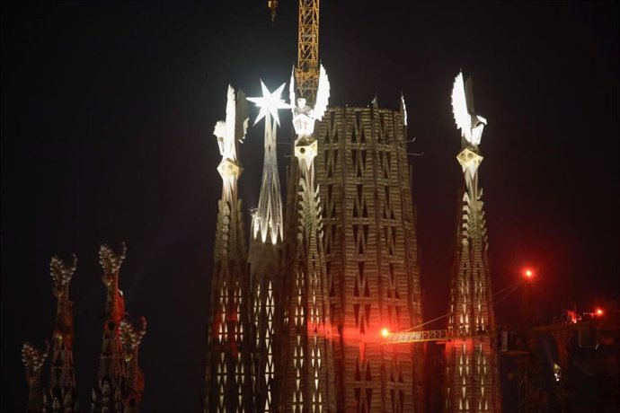 La Sagrada Familia ilumina por primera vez las cuatro torres de los Evangelistas