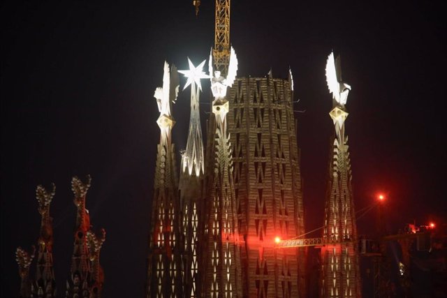 La Sagrada Família il·lumina per primera vegada les quatre torres dels Evangelistes
