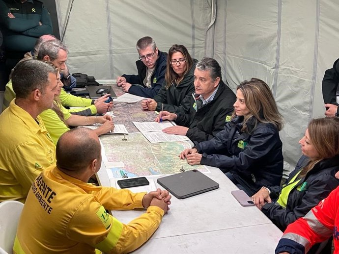 El consejero de Presidencia e Interior durante la reunión técnica con el Infoca en el incendio de Mijas.