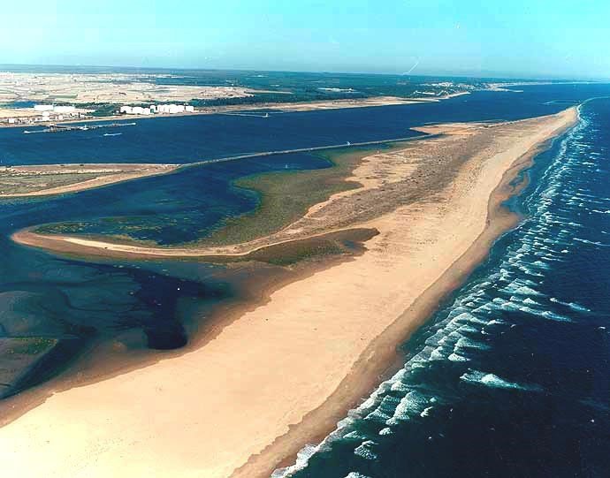 Archivo - Playa del Espigón de Huelva. 