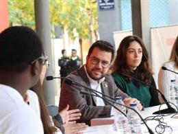 El president de la Generalitat, Pere Aragons, en la celebració del primer any del programa de suport a joves 'Ocell de foc' a Terrassa (Barcelona) al costat del conseller d'Empresa i Treball, Roger Torrent