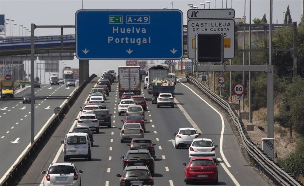 Archivo - Vehículos circulando por una carretera andaluza.