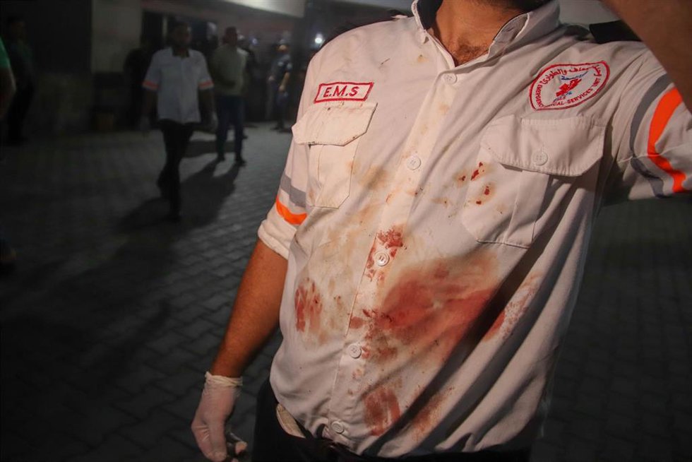 Archivo - Un trabajador sanitario en el Hospital Al Shifa de Ciudad de Gaza
