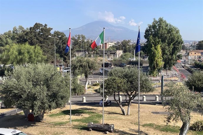 Archivo - El volcán Etna, en Sicilia