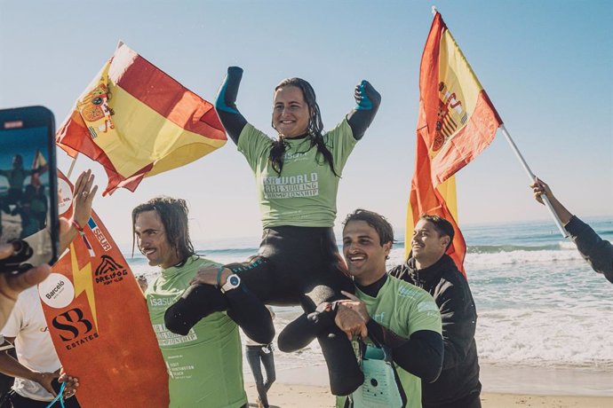 La surfista española Sarah Almagro tras proclamarse campeona del mundo de surf adaptado