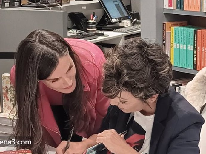 Sonsoles Ónega dedicando un ejemplar de su novela 'Las hijas de la criada' a la Reina Letizia