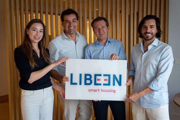 Juan Velayos (ex-CEO de Neinor Homes) se incorpora a Libeen al frente de las inversiones. En la foto aparece con los fundadores de la compañía, José Manuel Cartes y Sofía Iturbe.