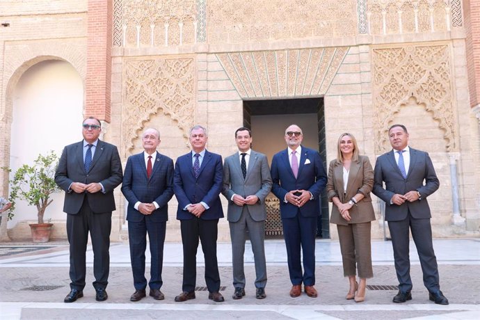 Archivo - Imagen de archivo de la foto de familia tras la reunión celebrada en el Alcázar de Sevilla sobre los actos relacionados con los Latin Grammy. 