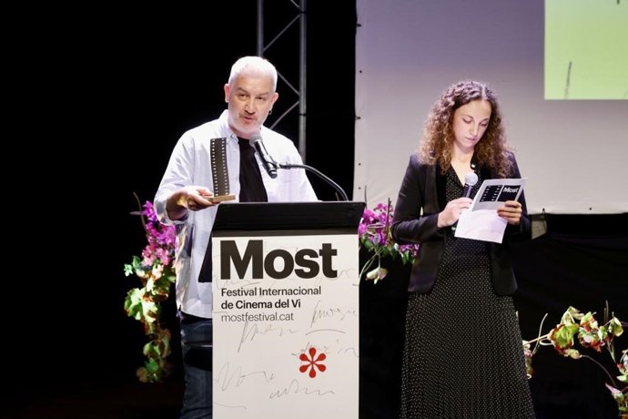 El Most Festival premia el documental sobre viticultores ucranianos 'Wounded Land', de Roman Zajac