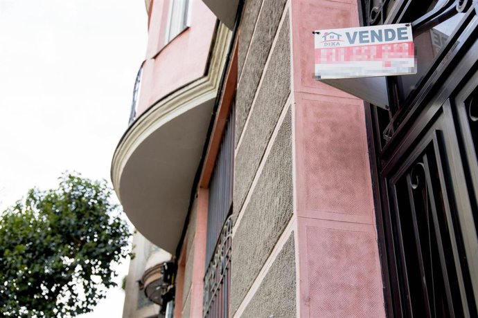 Archivo - Un cartel de 'Vende' de una inmobiliaria, en un portal del distrito de Arganzuela, a 14 de abril de 2023, en Madrid (España). 