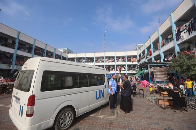 Un vehículo de la Agencia de Naciones Unidas para los Refugiados de Palestina en Oriente Próximo (UNRWA) en el interior de una de las escuelas gestionadas por el organismo en la Franja de Gaza