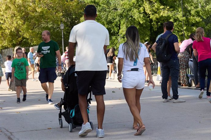 Archivo - Imagen de una pareja paseando a un niño.