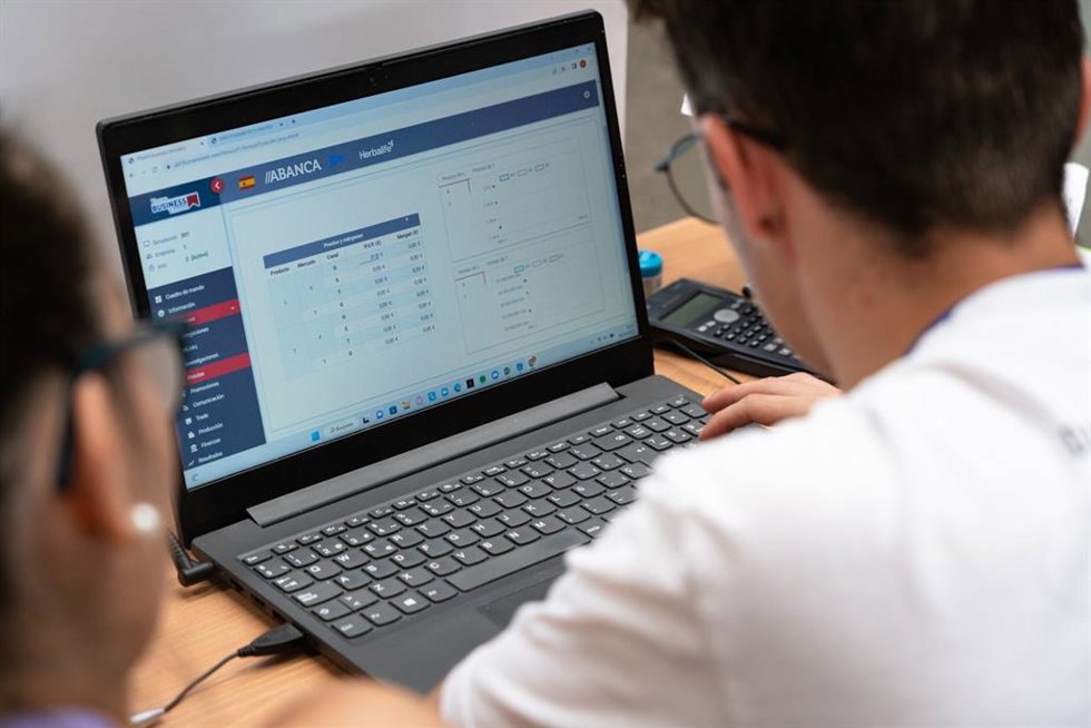 Archivo - Jóvenes con simuladores virtuales en la final de Young Business Talents