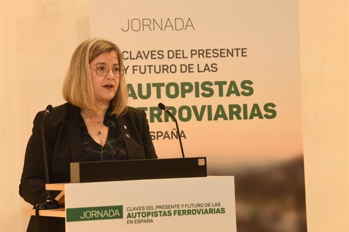 La presidenta de Adif, María Luisa Domínguez, durante la inauguración de la jornada 'Claves del presente y el futuro de las Autopistas Ferroviarias