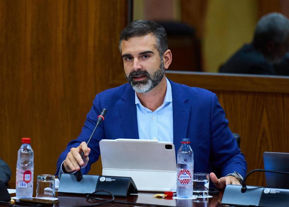 El consejero andaluz de Sostenibilidad, Medio Ambiente y Economía Azul, Ramón Fernández-Pacheco, comparece en comisión parlamentaria. (Foto de archivo).
