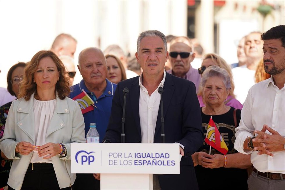 Archivo - El coordinador general del PP, Elías Bendodo, junto a la presidenta provincial, Patricia Navarro, durante su intervención para informar sobre asuntos de actualidad en el marco de la festividad del 12 de octubre, a 11 de octubre de 2023 en Mála